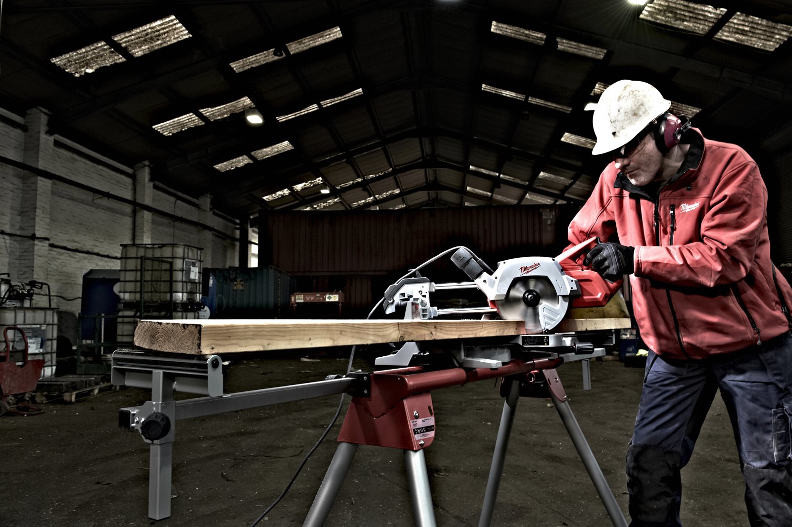 Fierăstrău circular glisant 8 1/2" (216 mm) Milwaukee MS 216 SB - in utilizare 4