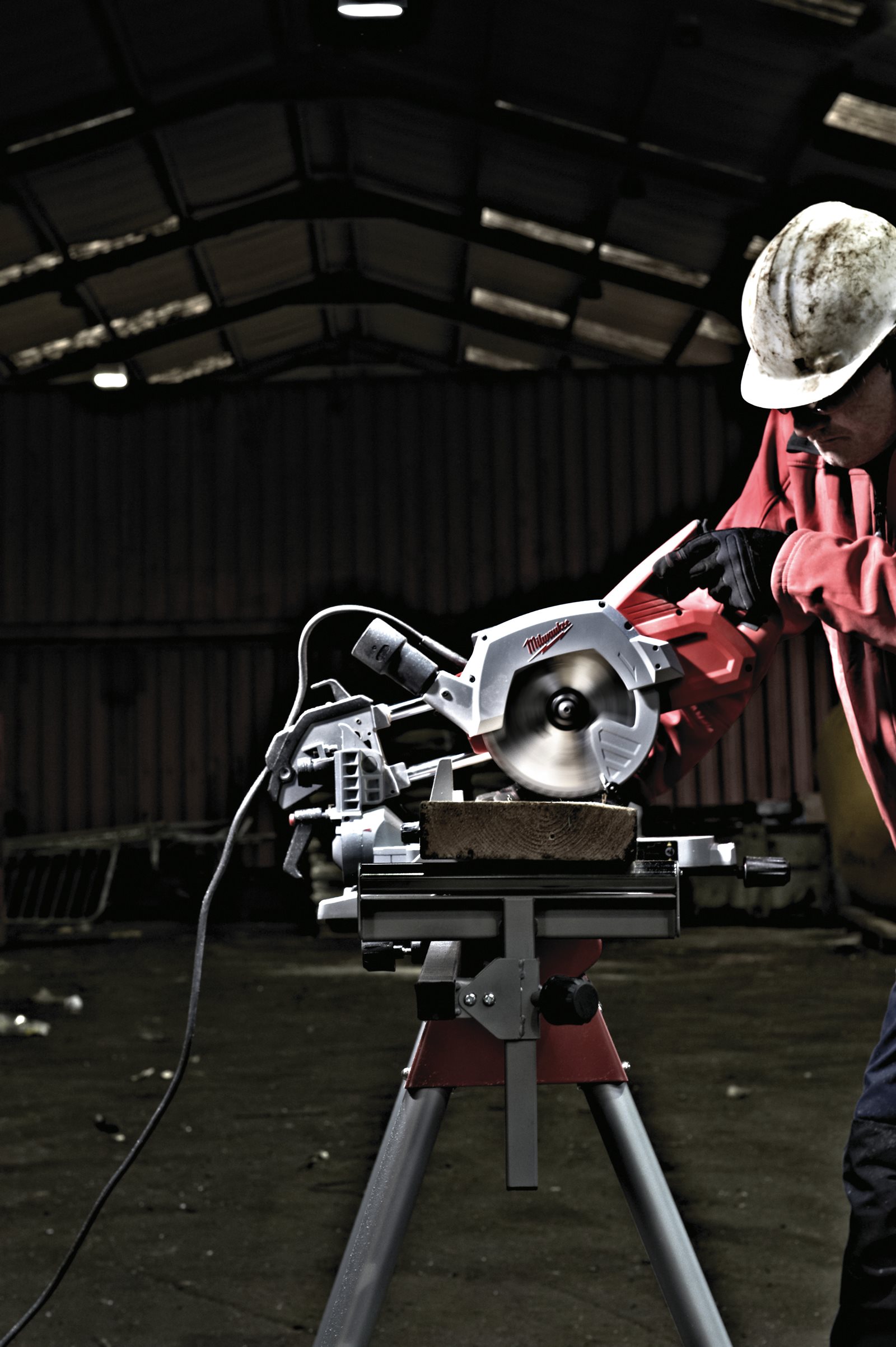 Fierăstrău circular glisant 8 1/2" (216 mm) Milwaukee MS 216 SB - in utilizare 8