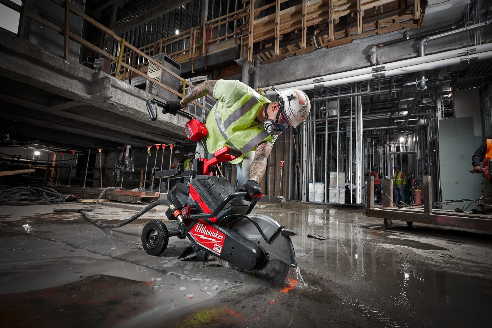 Fierăstrău debitare 350 mm MX FUEL Milwaukee MXF COS350-602 - in utilizare 1