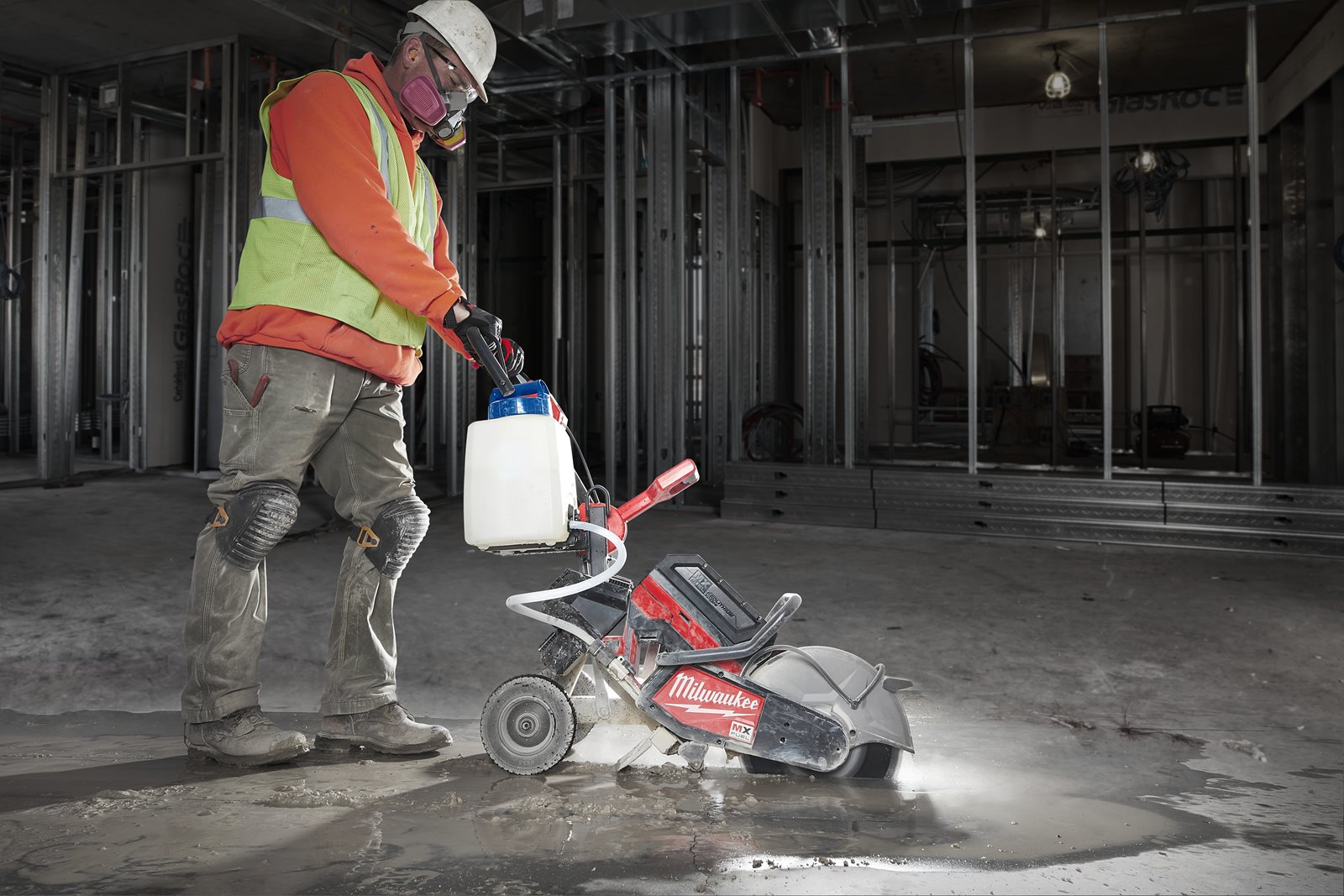 Fierăstrău debitare 350 mm MX FUEL Milwaukee MXF COS350-602 - in utilizare 13