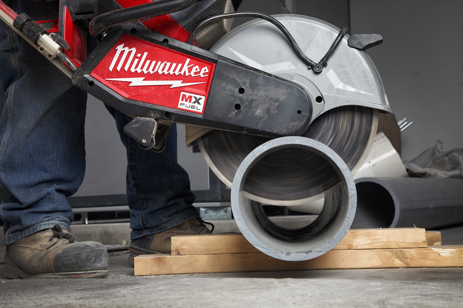 Fierăstrău debitare 350 mm MX FUEL Milwaukee MXF COS350-602 - in utilizare 17