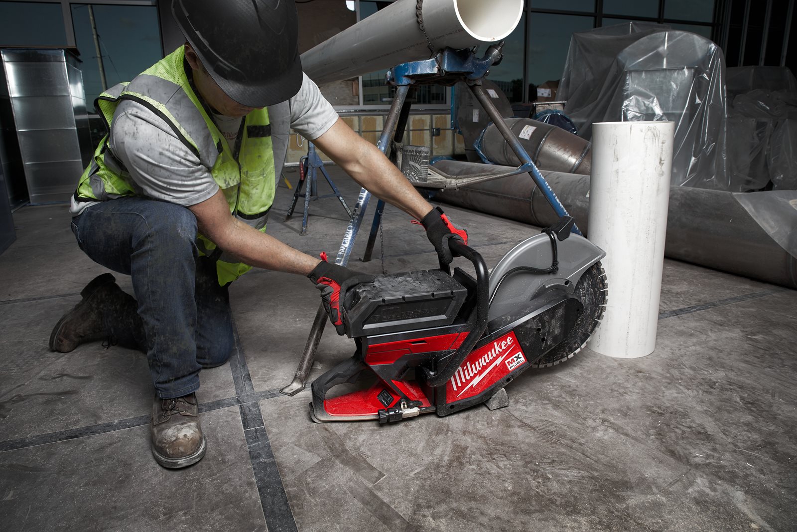 Fierăstrău debitare 350 mm MX FUEL Milwaukee MXF COS350-602 - in utilizare 19
