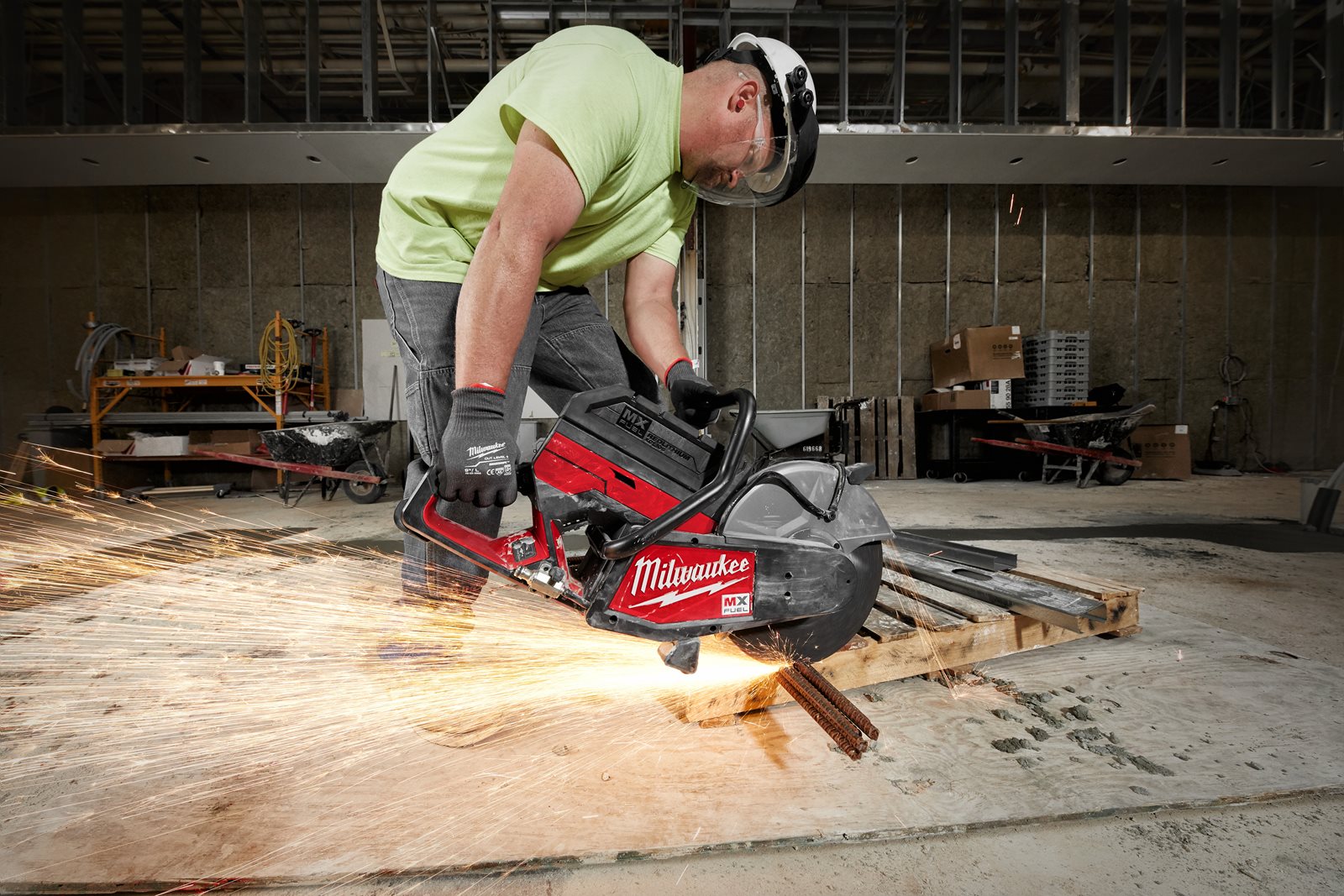 Fierăstrău debitare 350 mm MX FUEL Milwaukee MXF COS350-602 - in utilizare 2