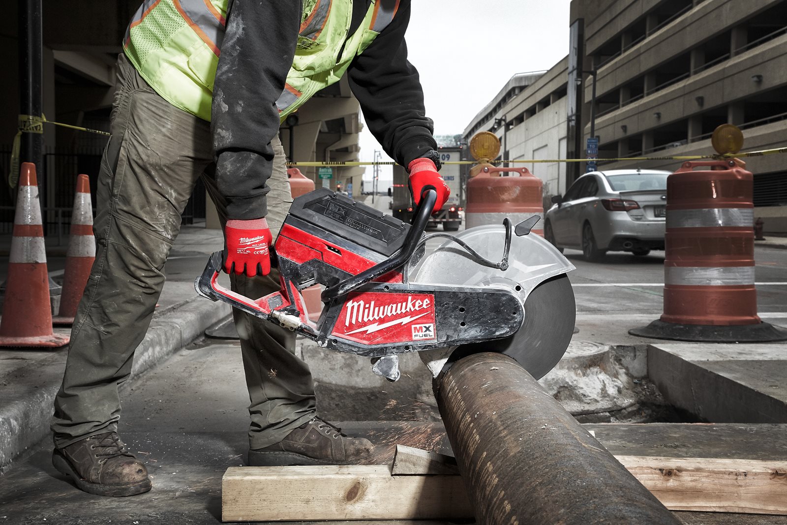 Fierăstrău debitare 350 mm MX FUEL Milwaukee MXF COS350-602 - in utilizare 3