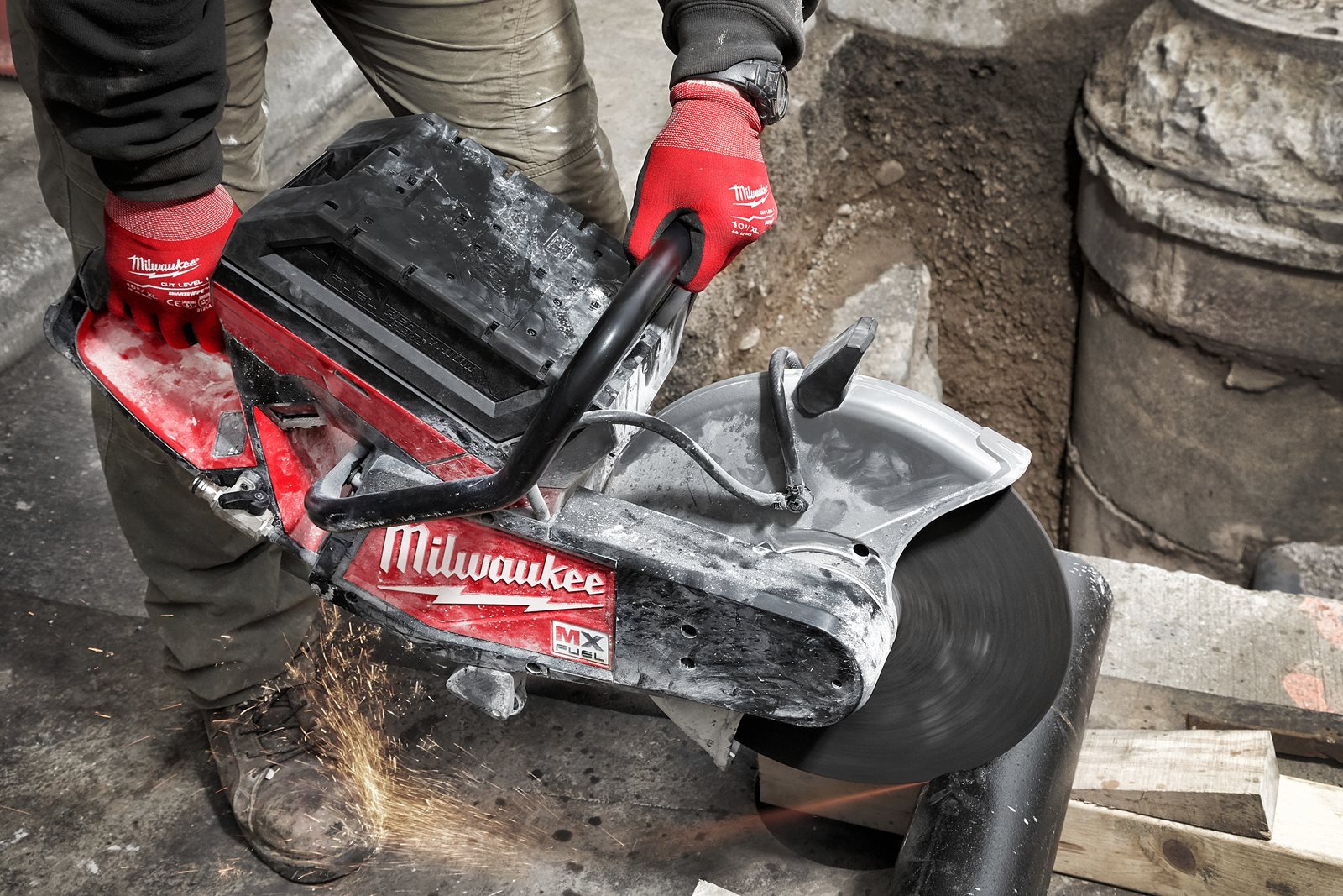 Fierăstrău debitare 350 mm MX FUEL Milwaukee MXF COS350-602 - in utilizare 4