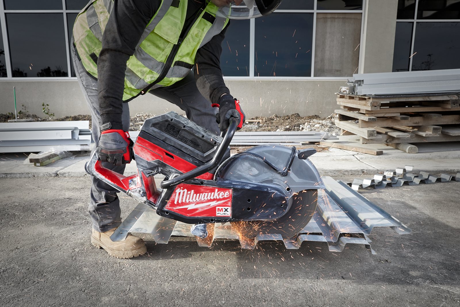 Fierăstrău debitare 350 mm MX FUEL Milwaukee MXF COS350-602 - in utilizare 8