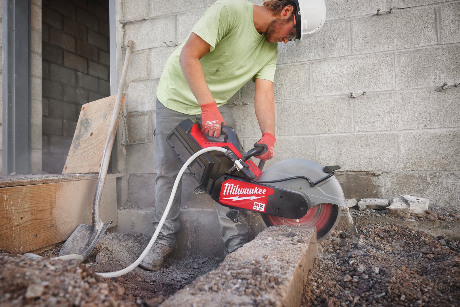 Fierăstrău debitare MX FUEL 350 mm Milwaukee MXF COS350G2-0 - in utilizare 1