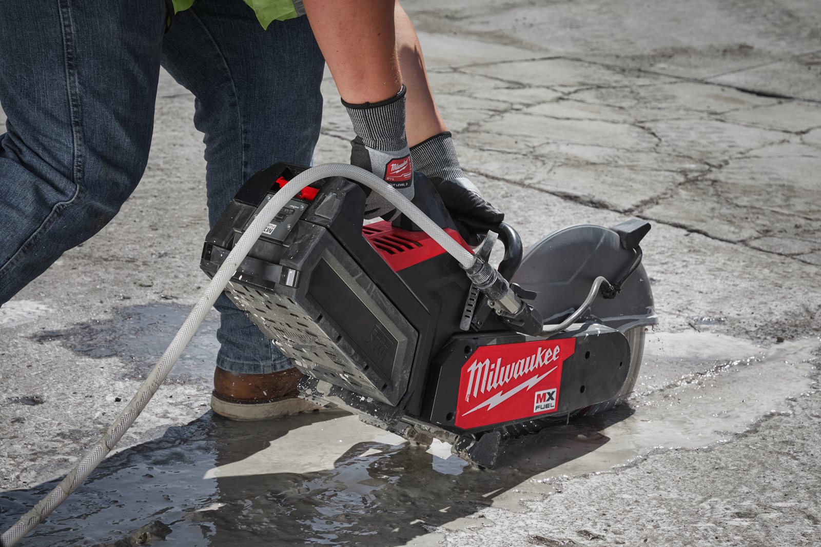 Fierăstrău debitare MX FUEL 350 mm Milwaukee MXF COS350G2-0 - in utilizare 10