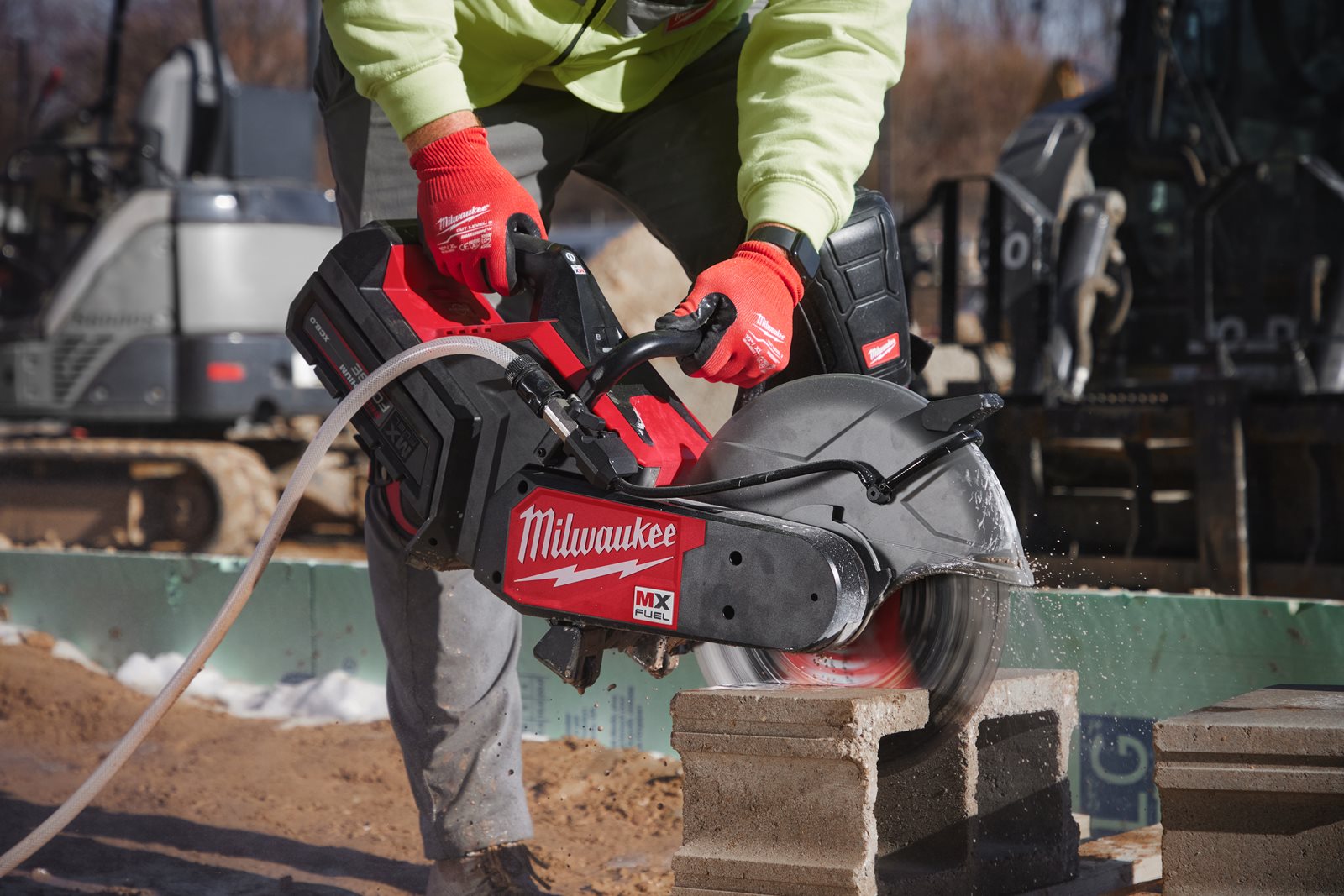 Fierăstrău debitare MX FUEL 350 mm Milwaukee MXF COS350G2-0 - in utilizare 17