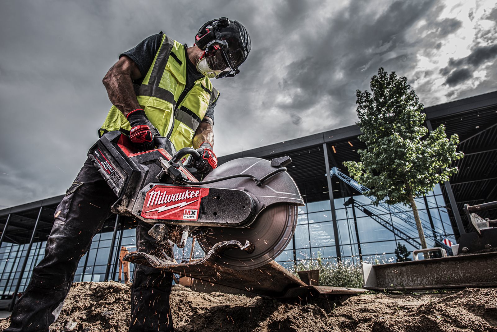 Fierăstrău debitare MX FUEL 350 mm Milwaukee MXF COS350G2-0 - in utilizare 18