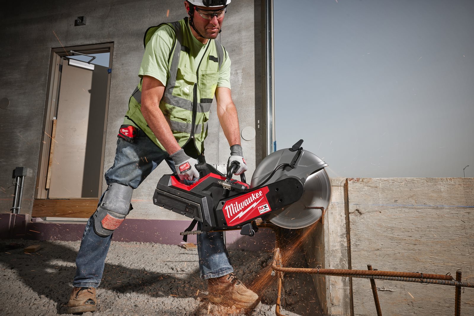 Fierăstrău debitare MX FUEL 350 mm Milwaukee MXF COS350G2-0 - in utilizare 2