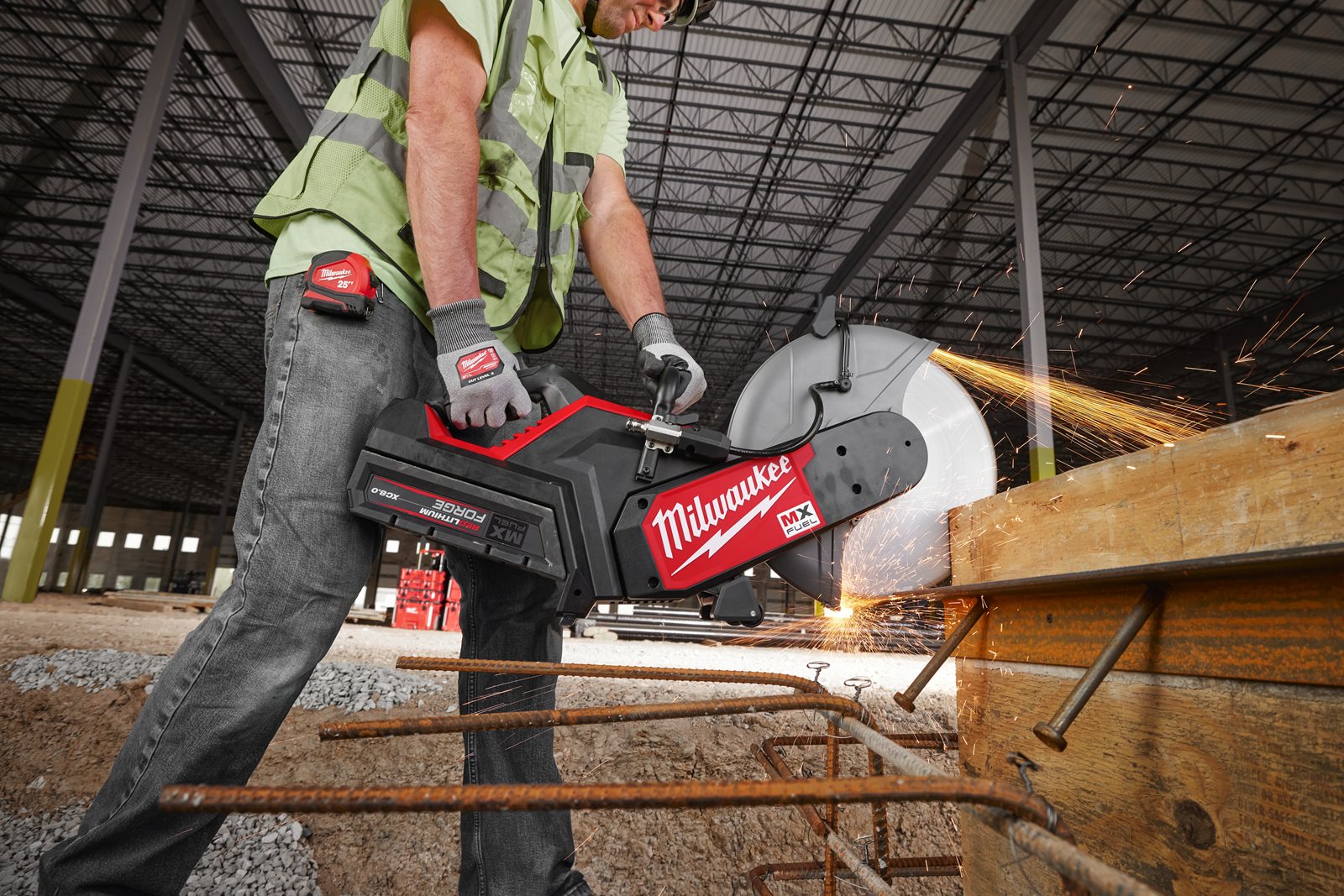 Fierăstrău debitare MX FUEL 350 mm Milwaukee MXF COS350G2-0 - in utilizare 3