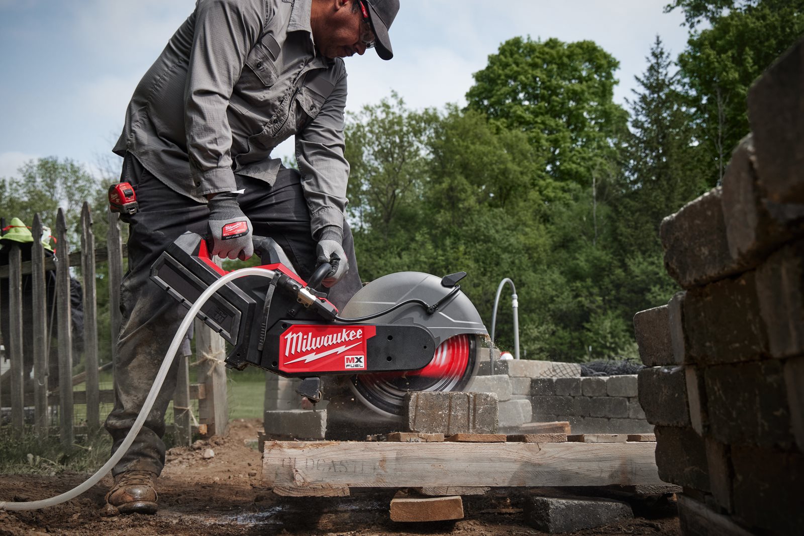 Fierăstrău debitare MX FUEL 350 mm Milwaukee MXF COS350G2-0 - in utilizare 4