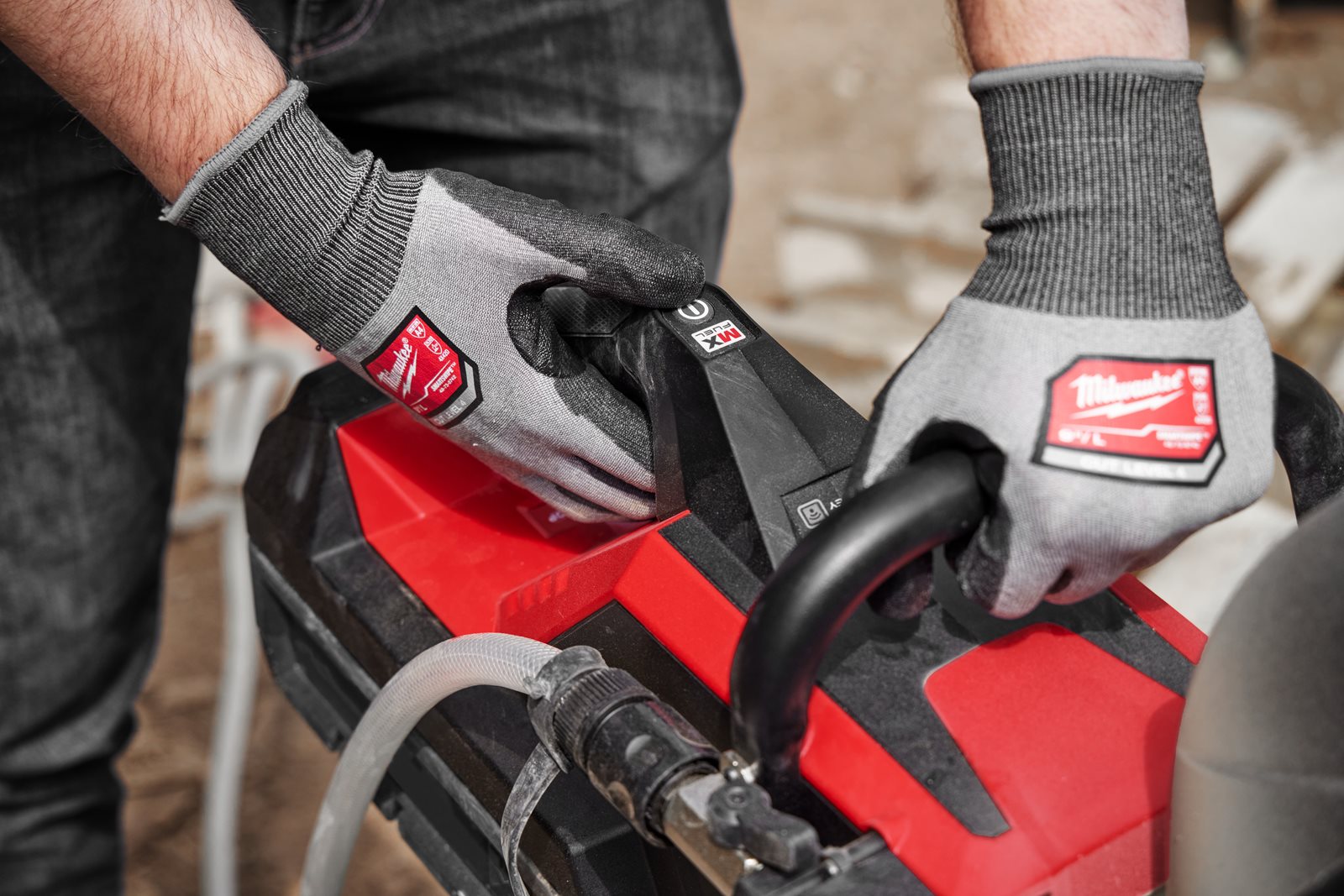 Fierăstrău debitare MX FUEL 350 mm Milwaukee MXF COS350G2-0 - in utilizare 5