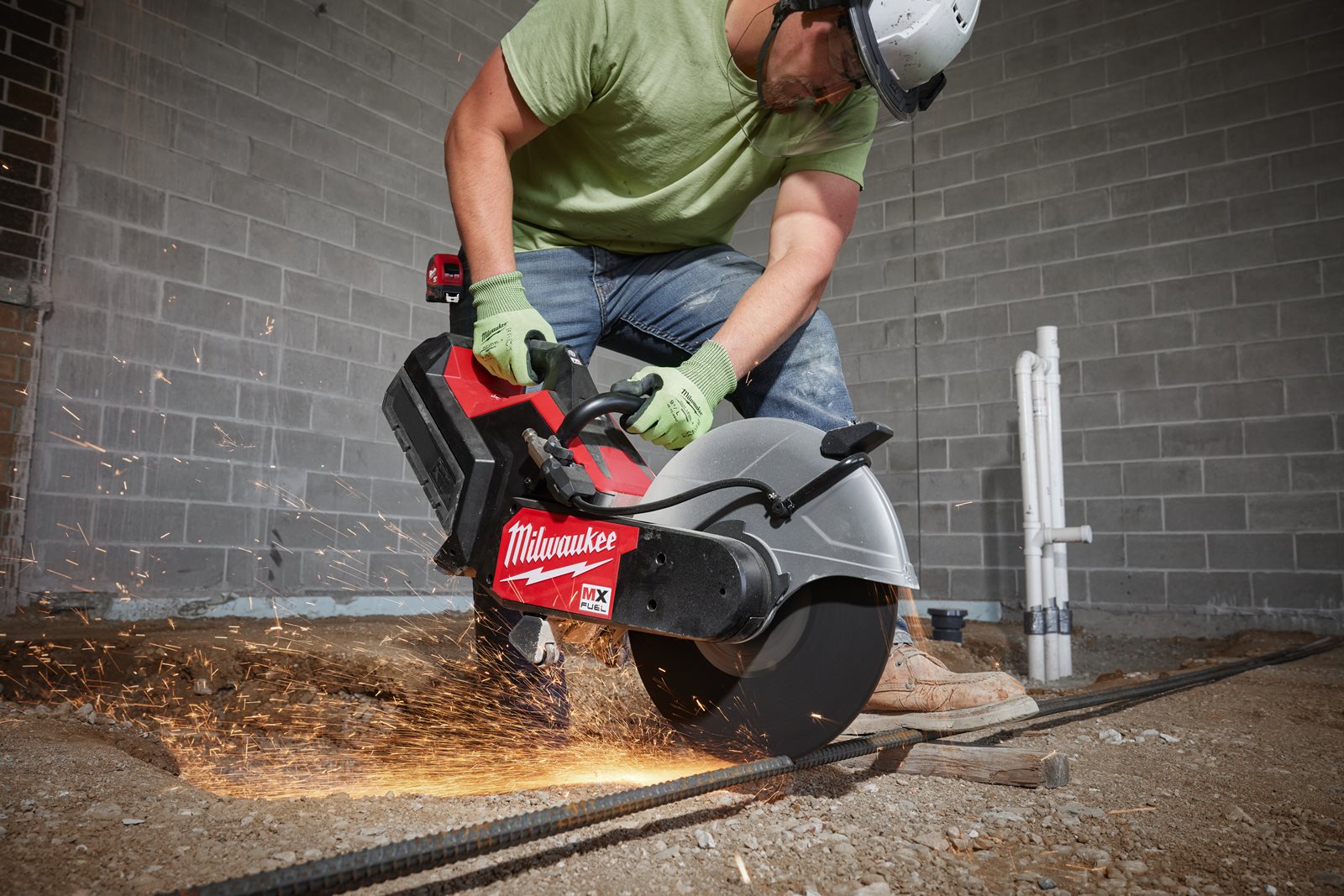 Fierăstrău debitare MX FUEL 350 mm Milwaukee MXF COS350G2-0 - in utilizare 6
