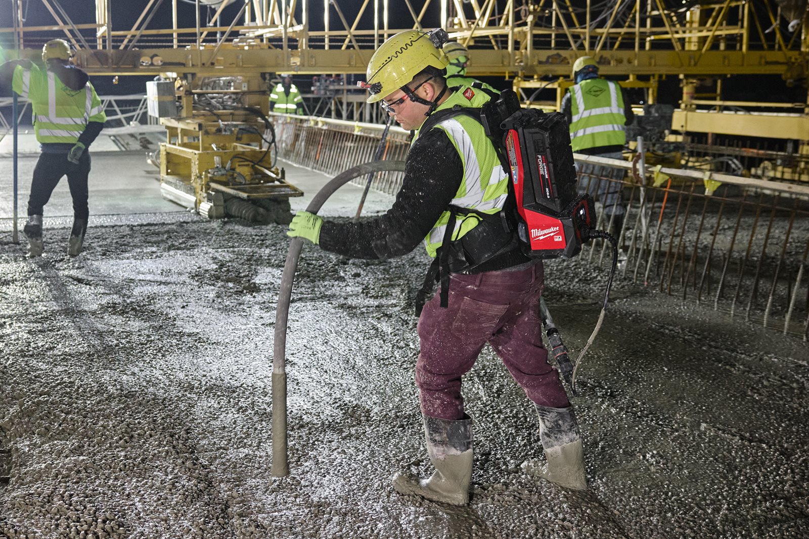 Vibrator de beton MX FUEL de înaltă frecvență Milwaukee MXF CVHF-0 - in utilizare 10