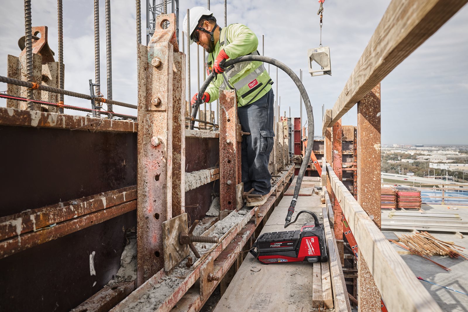 Vibrator de beton MX FUEL de înaltă frecvență Milwaukee MXF CVHF-0 - in utilizare 11