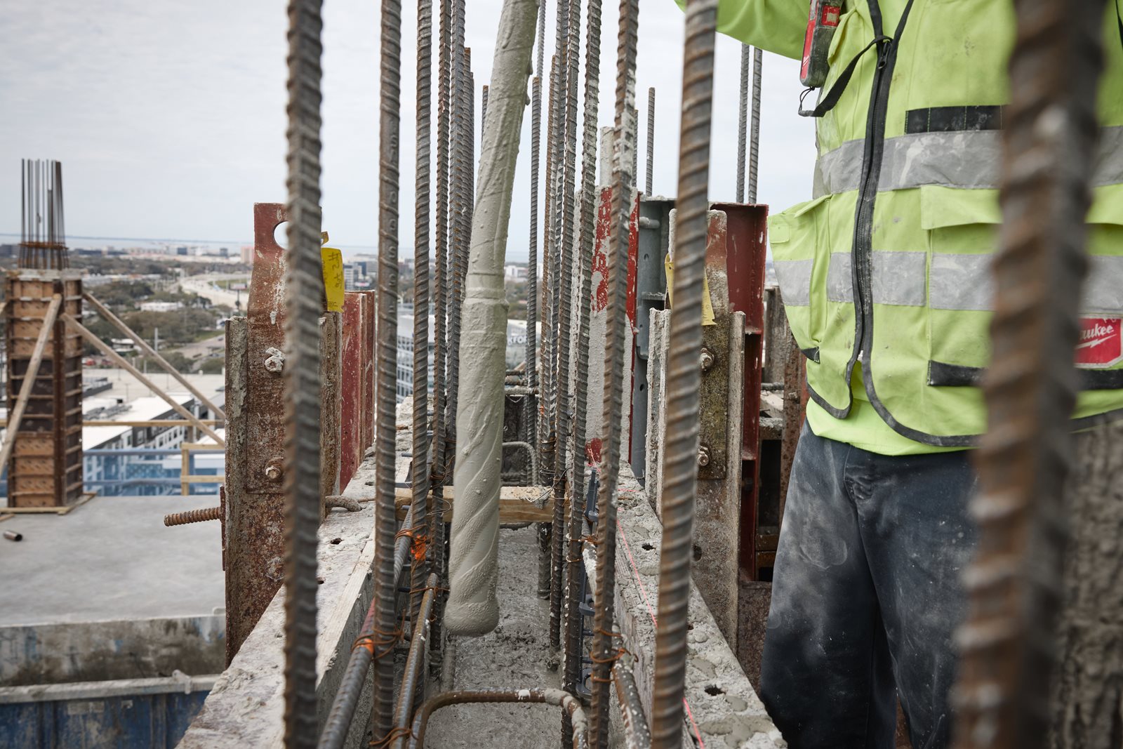 Vibrator de beton MX FUEL de înaltă frecvență Milwaukee MXF CVHF-0 - in utilizare 15