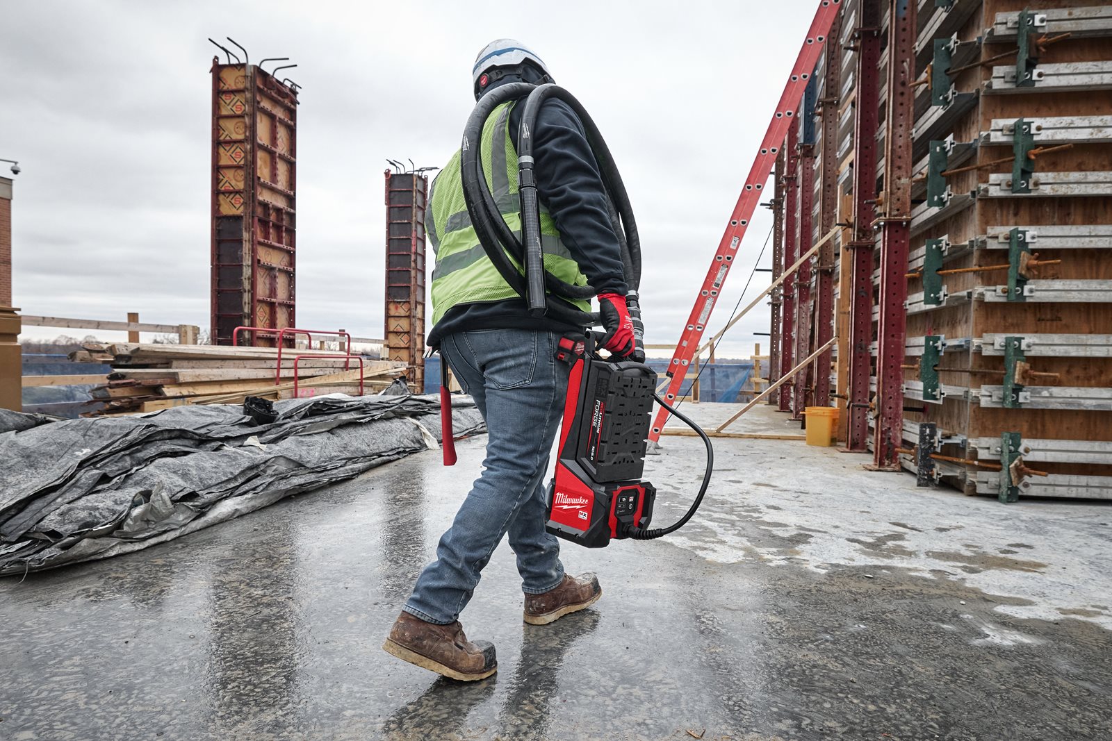 Vibrator de beton MX FUEL de înaltă frecvență Milwaukee MXF CVHF-0 - in utilizare 2