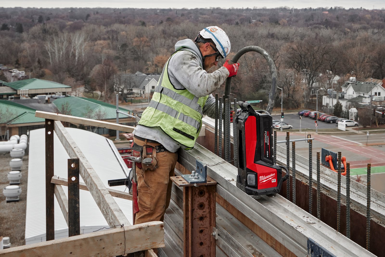 Vibrator de beton MX FUEL de înaltă frecvență Milwaukee MXF CVHF-0 - in utilizare 3