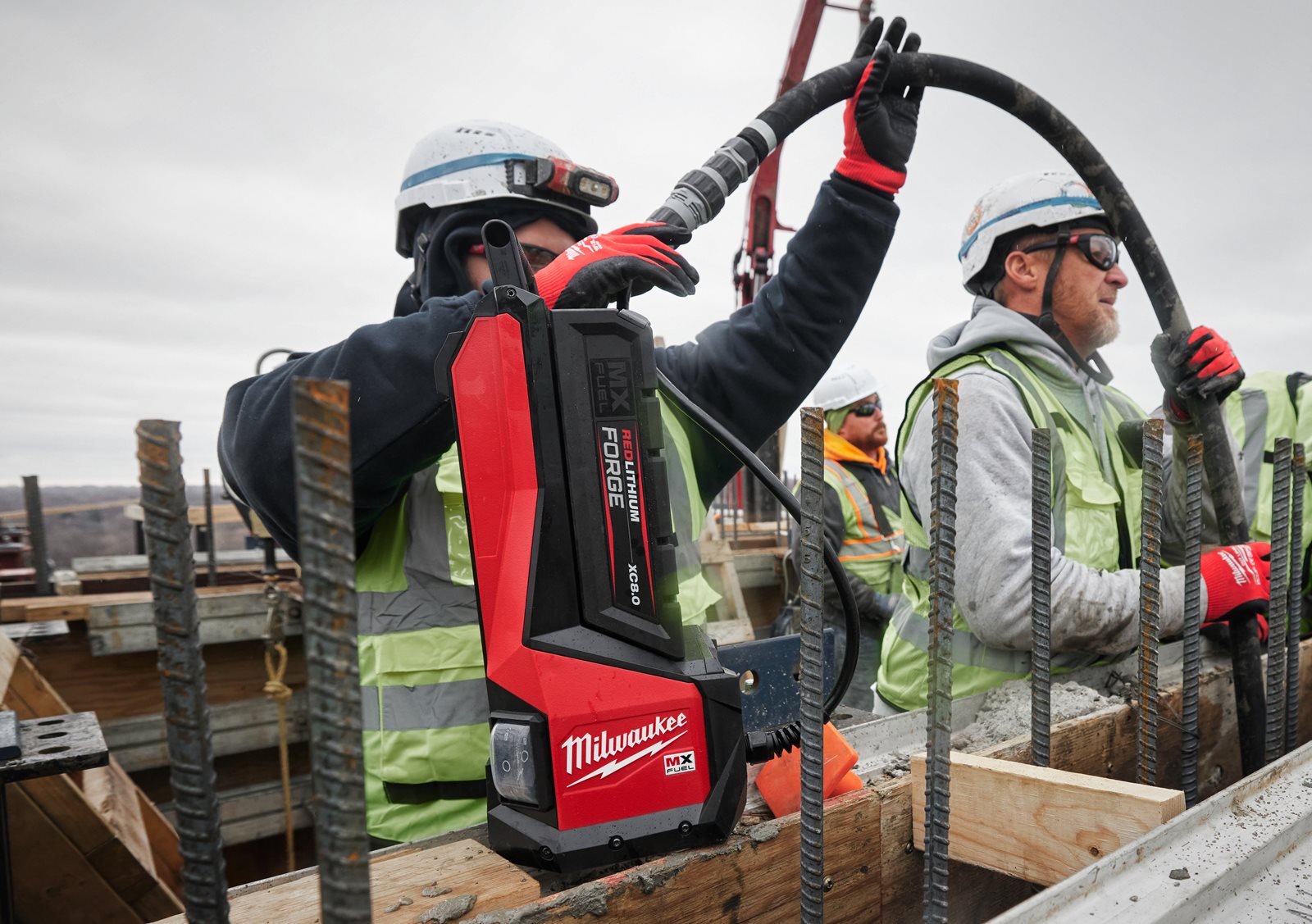 Vibrator de beton MX FUEL de înaltă frecvență Milwaukee MXF CVHF-0 - in utilizare 4