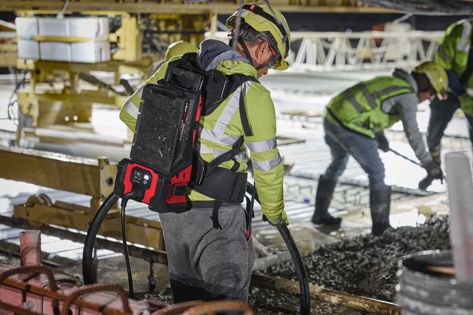 Vibrator de beton MX FUEL de înaltă frecvență Milwaukee MXF CVHF-0 - in utilizare 5