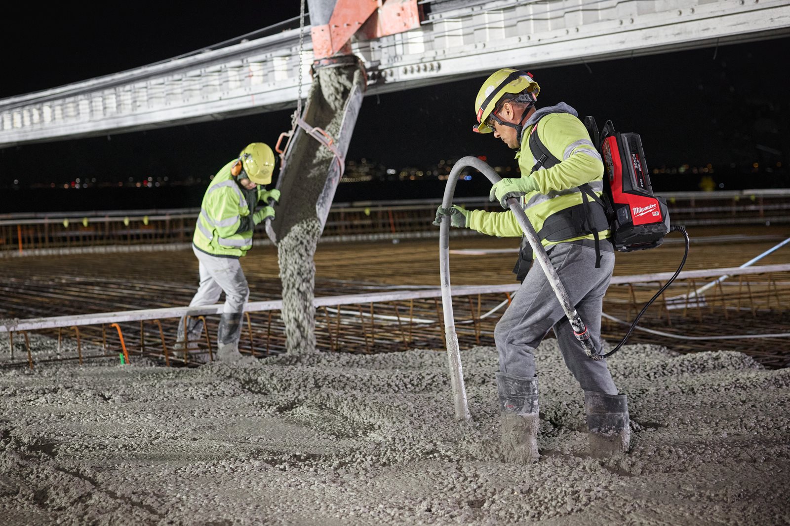 Vibrator de beton MX FUEL de înaltă frecvență Milwaukee MXF CVHF-0 - in utilizare 7