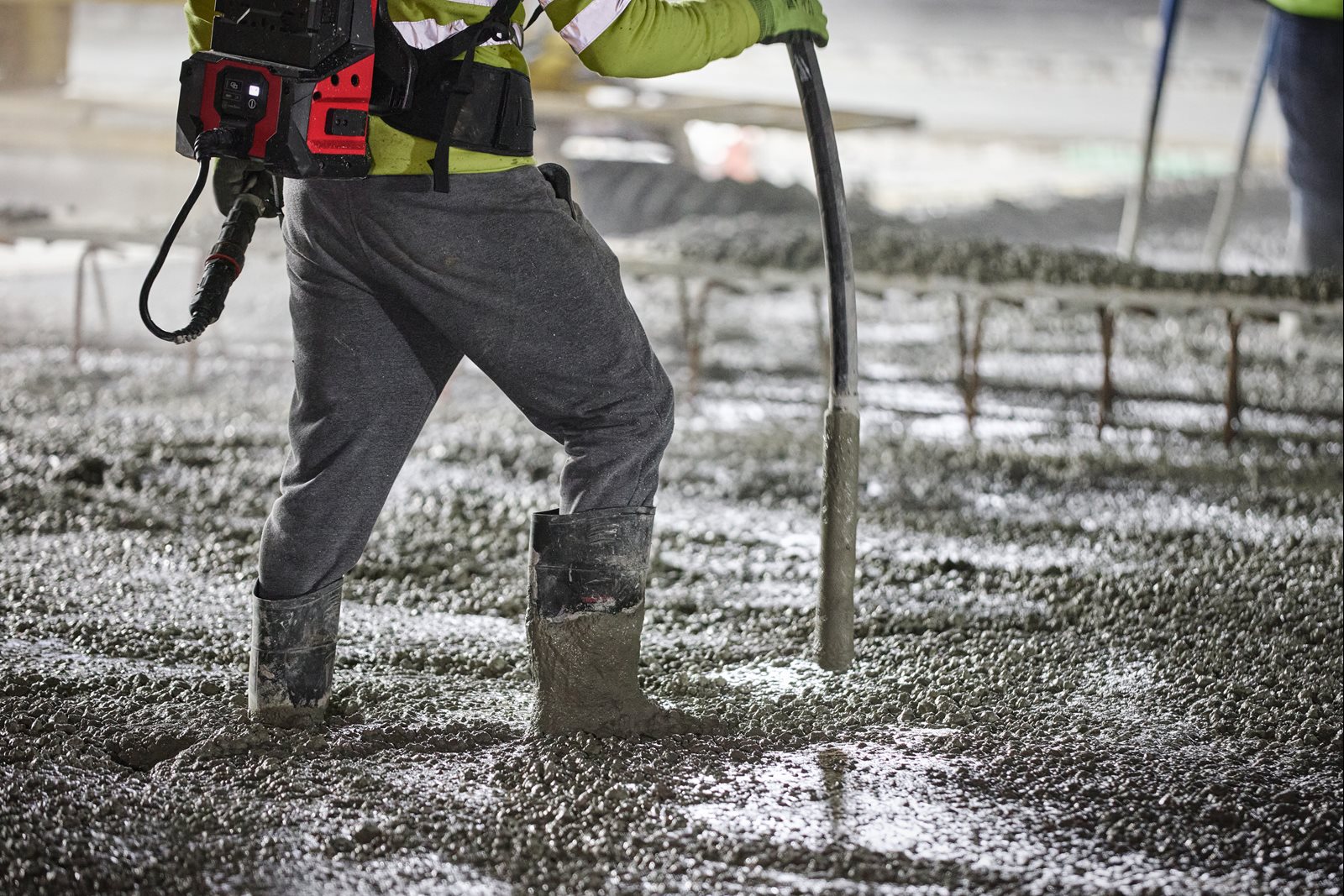 Vibrator de beton MX FUEL de înaltă frecvență Milwaukee MXF CVHF-0 - in utilizare 8