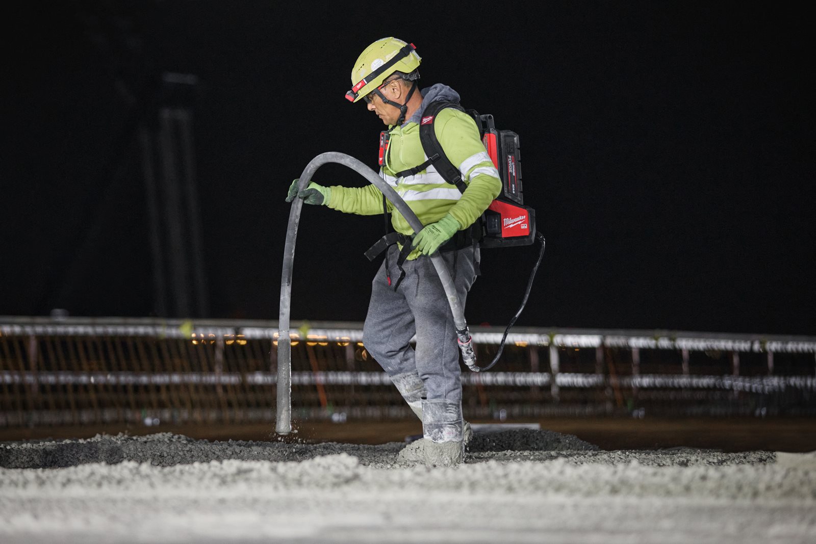 Vibrator de beton MX FUEL de înaltă frecvență Milwaukee MXF CVHF-0 - in utilizare 9