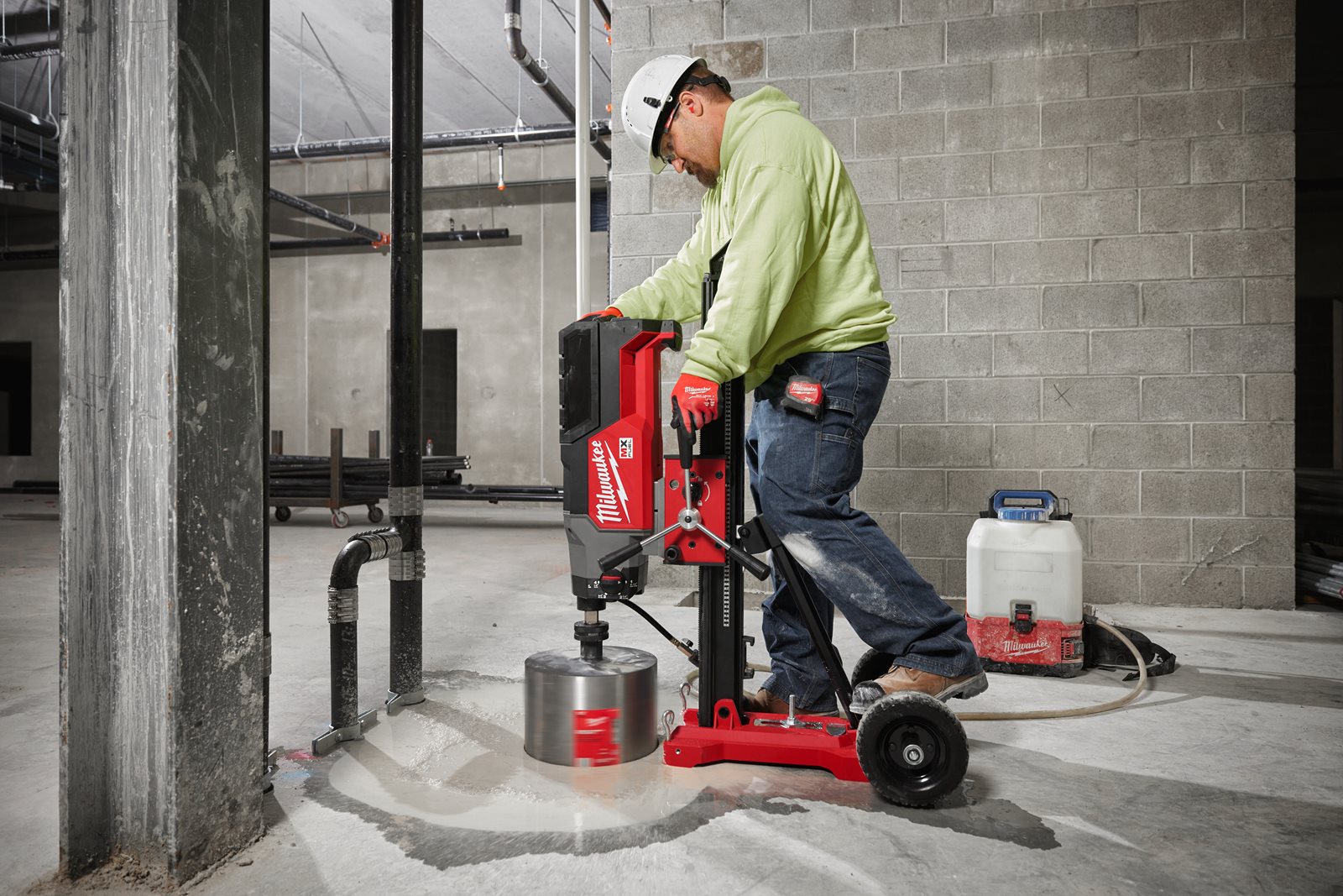 Mașină de găurit cu carotă diamantată 350 mm MX FUEL Milwaukee MXF DCD350 KIT-0 - in utilizare 1