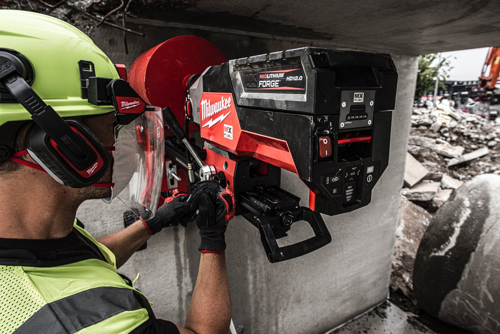 Mașină de găurit cu carotă diamantată 350 mm MX FUEL Milwaukee MXF DCD350 KIT-0 - in utilizare 11