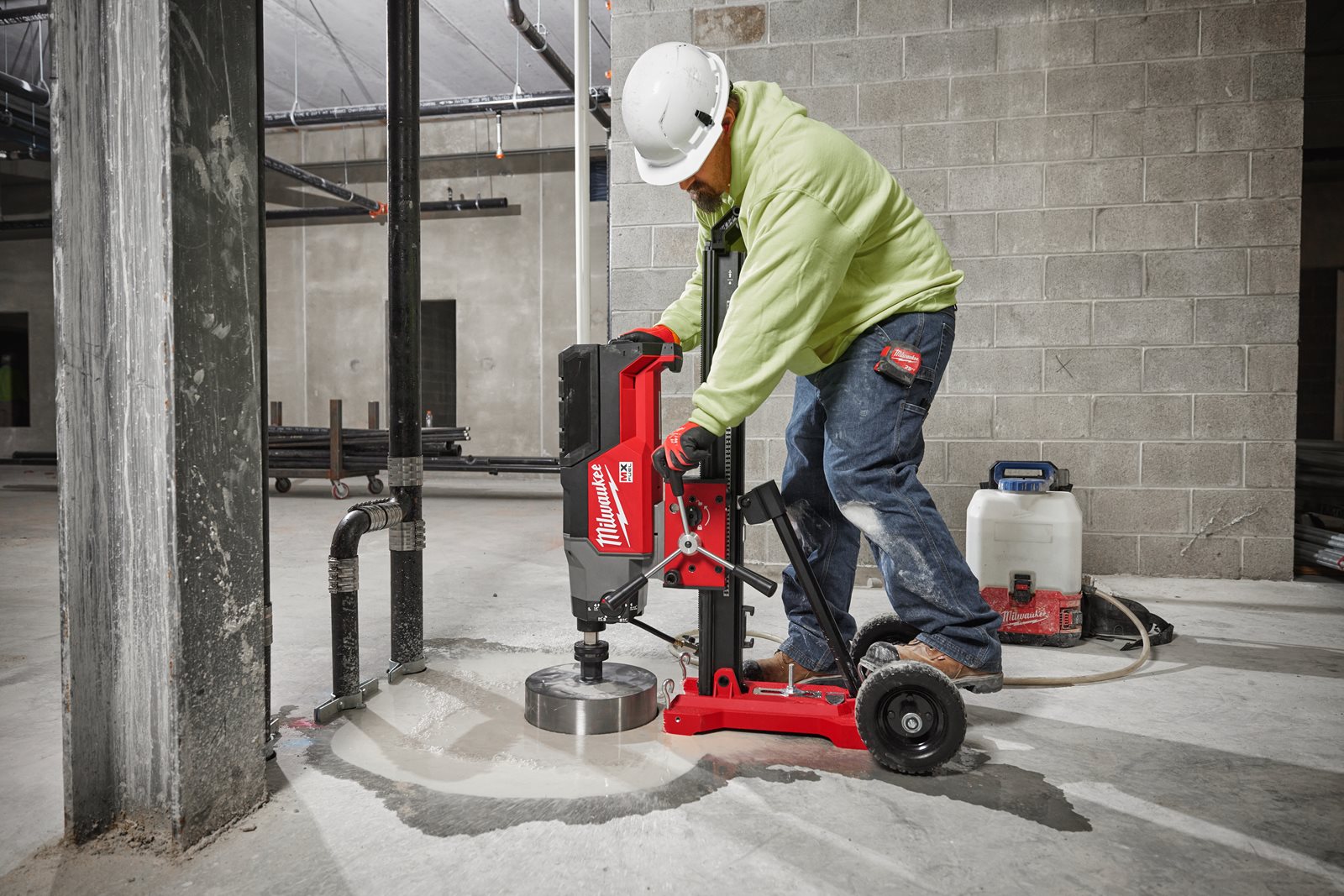 Mașină de găurit cu carotă diamantată 350 mm MX FUEL Milwaukee MXF DCD350 KIT-0 - in utilizare 2