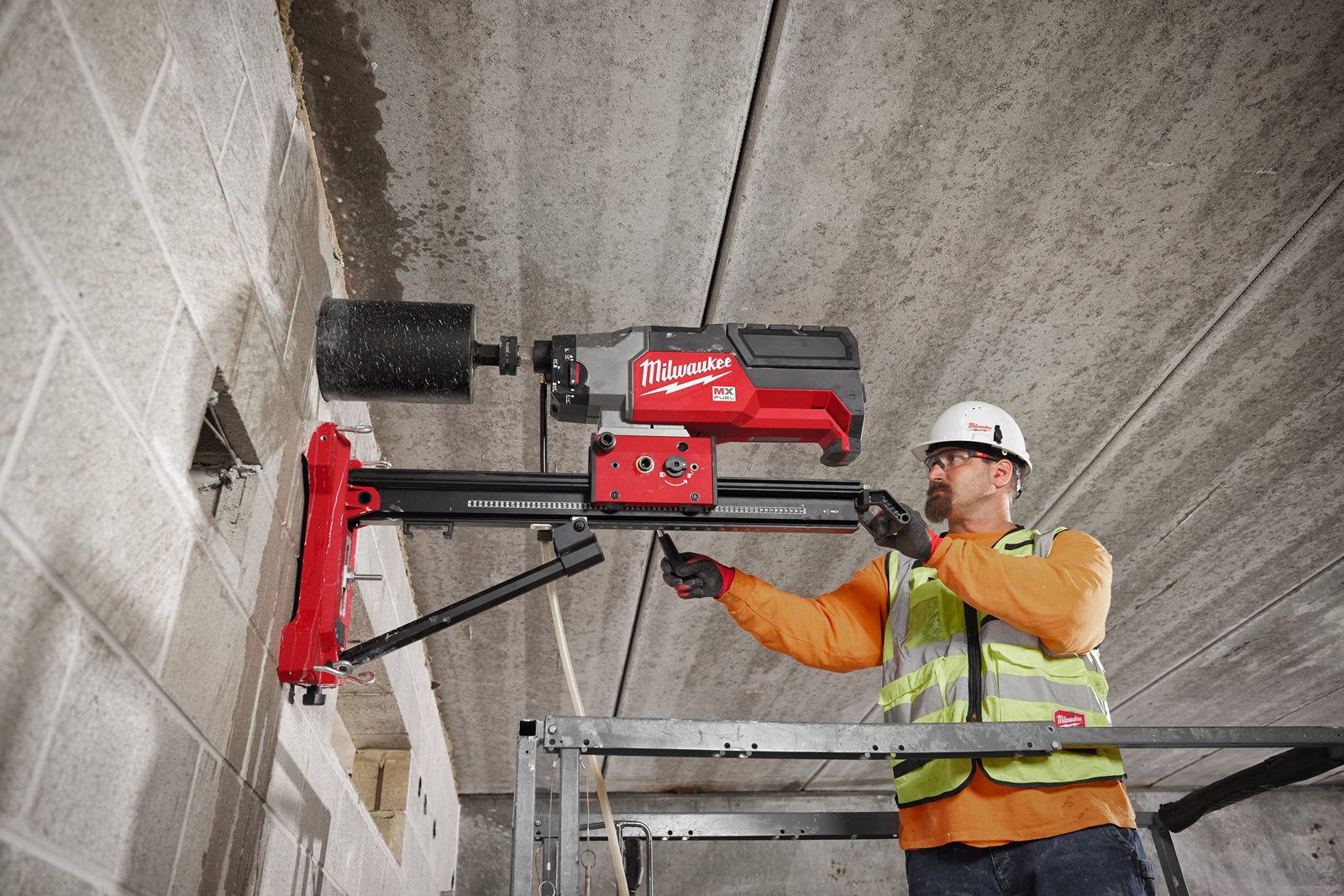 Mașină de găurit cu carotă diamantată 350 mm MX FUEL Milwaukee MXF DCD350 KIT-0 - in utilizare 7