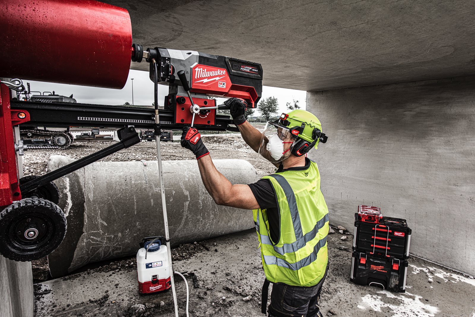 Mașină de găurit cu carotă diamantată 350 mm MX FUEL Milwaukee MXF DCD350 KIT-0 - in utilizare 9