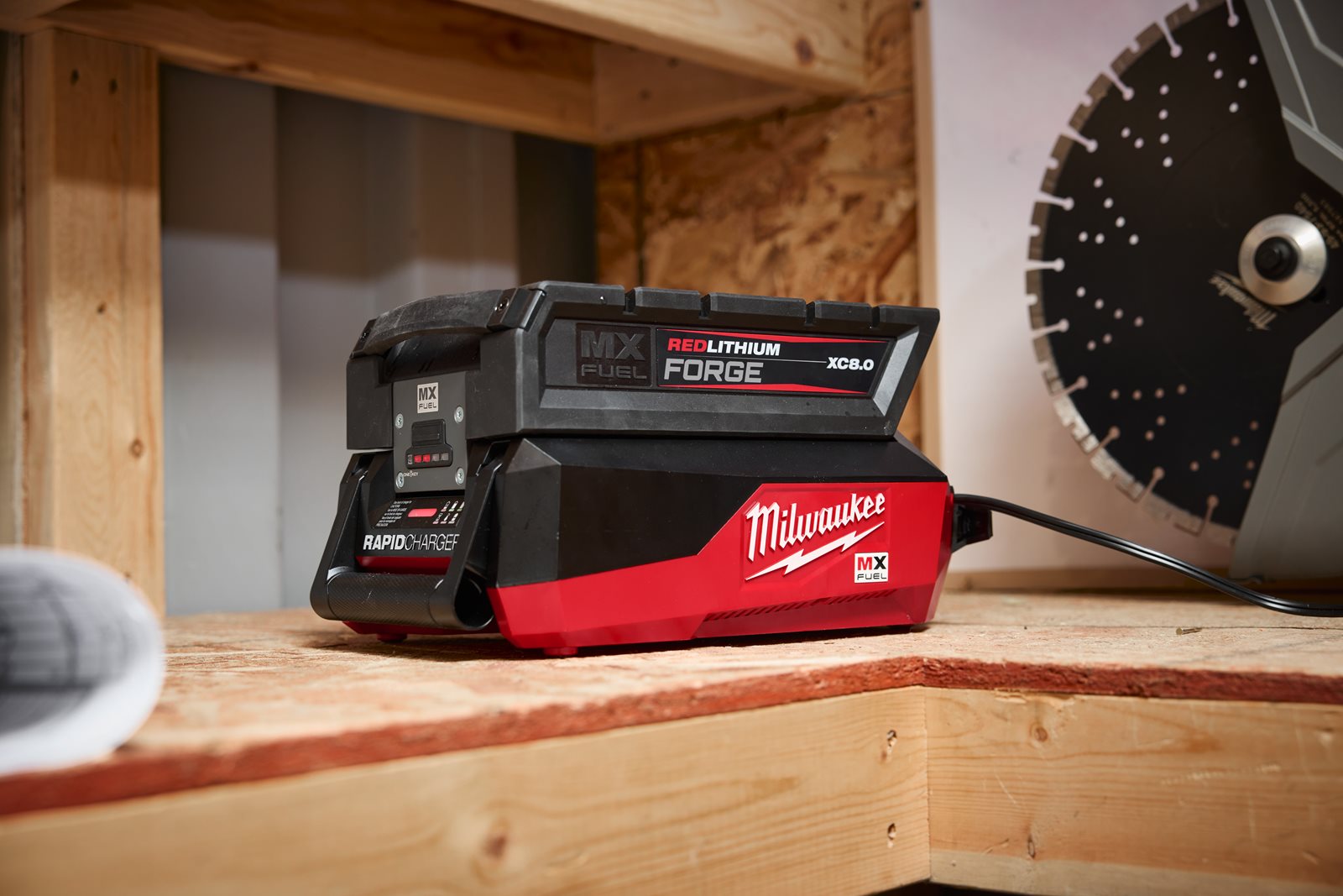Încărcător rapid MX FUEL Milwaukee MXF FC - in utilizare 1