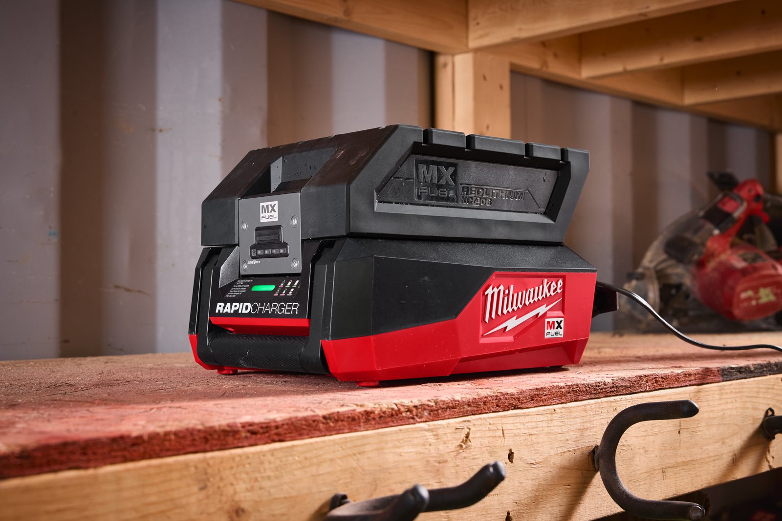 Încărcător rapid MX FUEL Milwaukee MXF FC - in utilizare 4