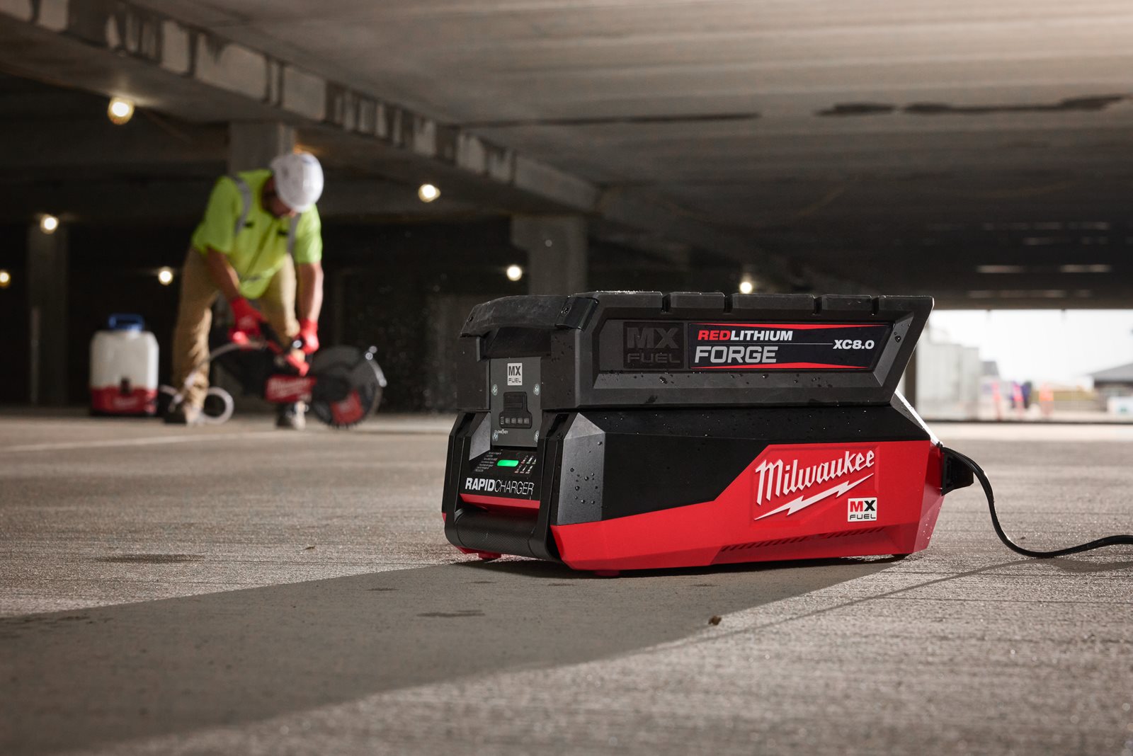 Încărcător rapid MX FUEL Milwaukee MXF FC - in utilizare 5