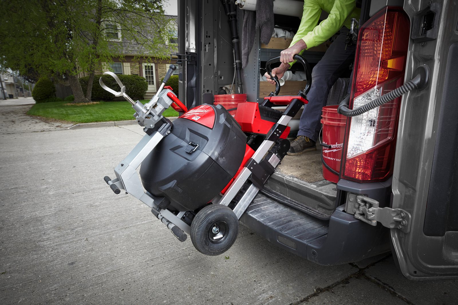 Mașină industrială de desfundat țevi cu funcție POWERTREDZ MX FUEL Milwaukee MXF LSDP-301 - in utilizare 1