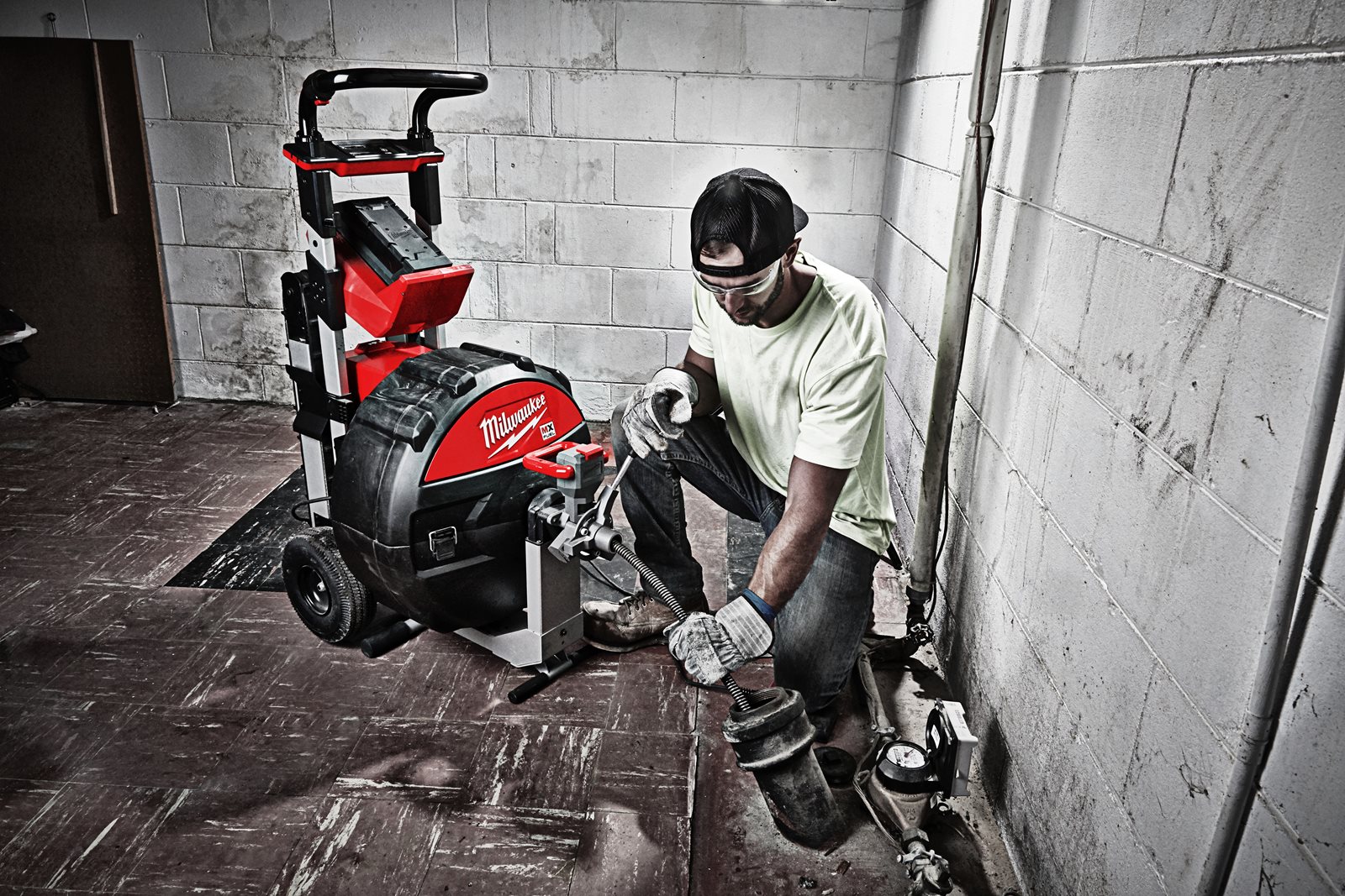 Mașină industrială de desfundat țevi cu funcție POWERTREDZ MX FUEL Milwaukee MXF LSDP-301 - in utilizare 11