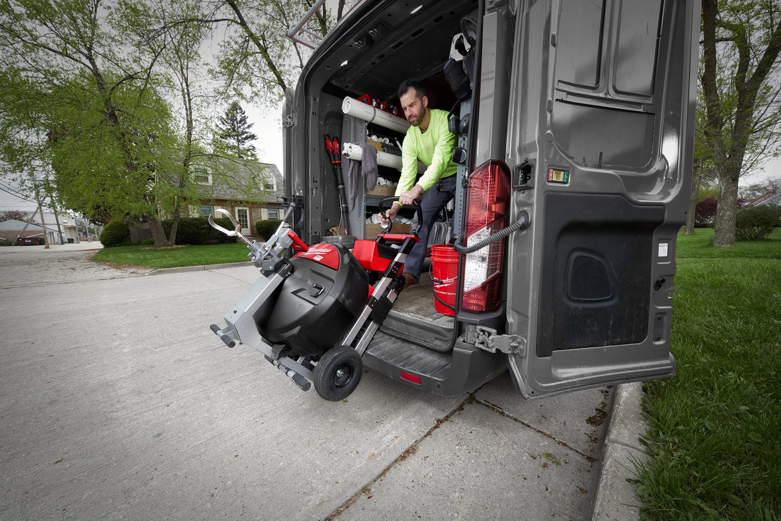 Mașină industrială de desfundat țevi cu funcție POWERTREDZ MX FUEL Milwaukee MXF LSDP-301 - in utilizare 2