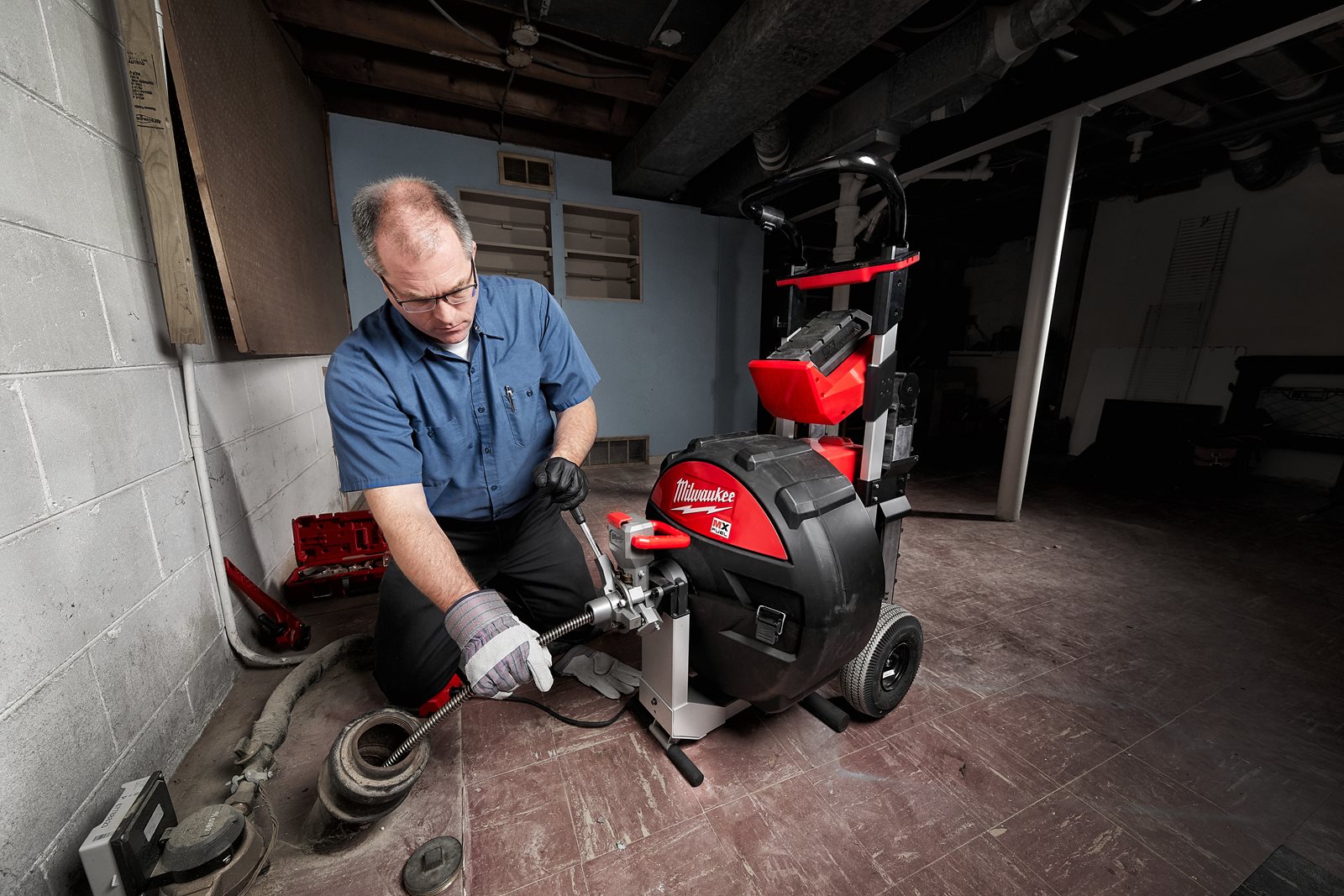 Mașină industrială de desfundat țevi cu funcție POWERTREDZ MX FUEL Milwaukee MXF LSDP-301 - in utilizare 3