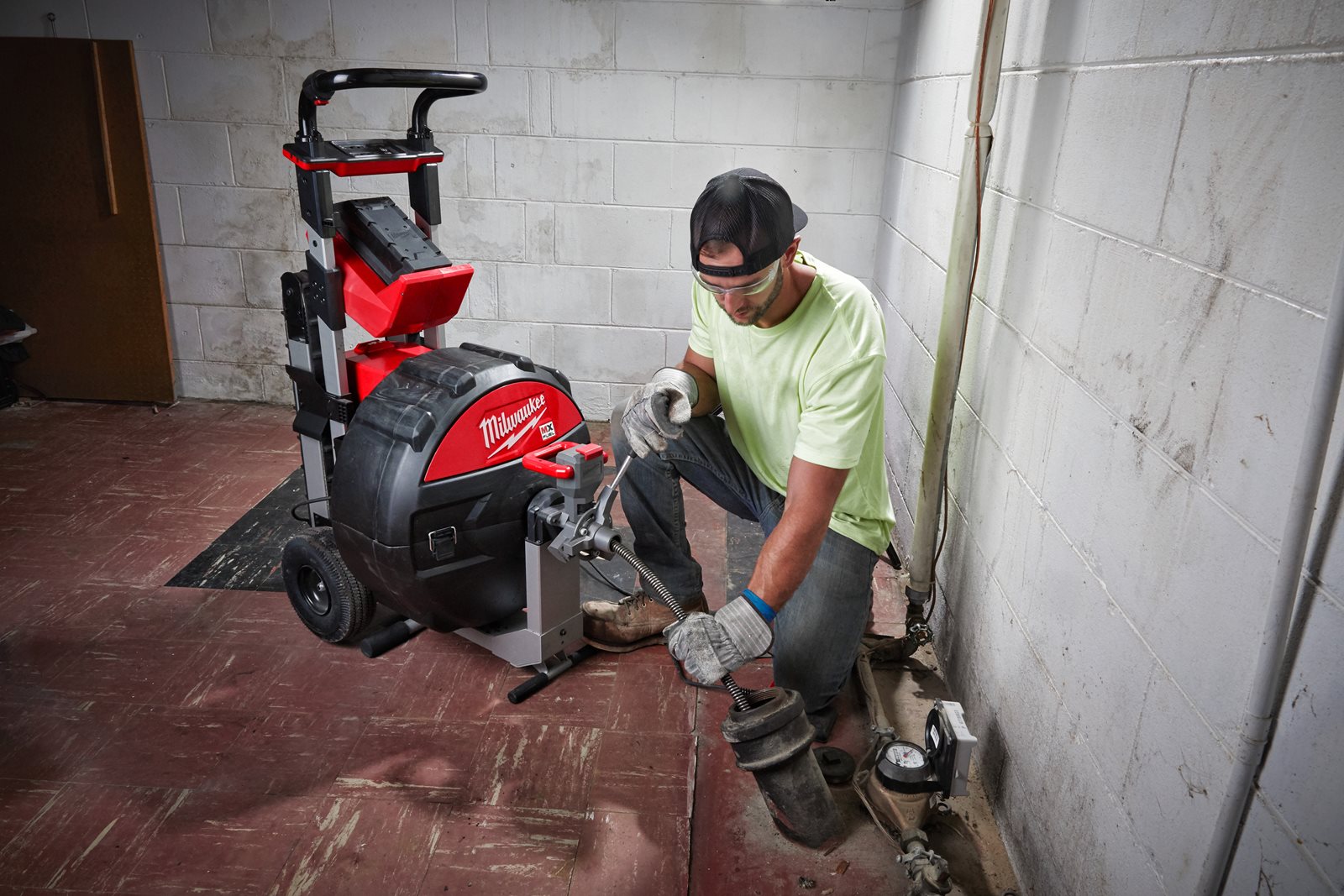 Mașină industrială de desfundat țevi cu funcție POWERTREDZ MX FUEL Milwaukee MXF LSDP-301 - in utilizare 7