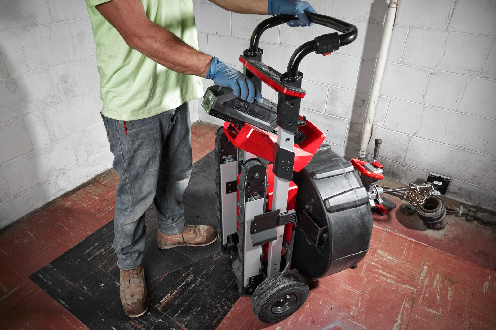 Mașină industrială de desfundat țevi cu funcție POWERTREDZ MX FUEL Milwaukee MXF LSDP-301 - in utilizare 8