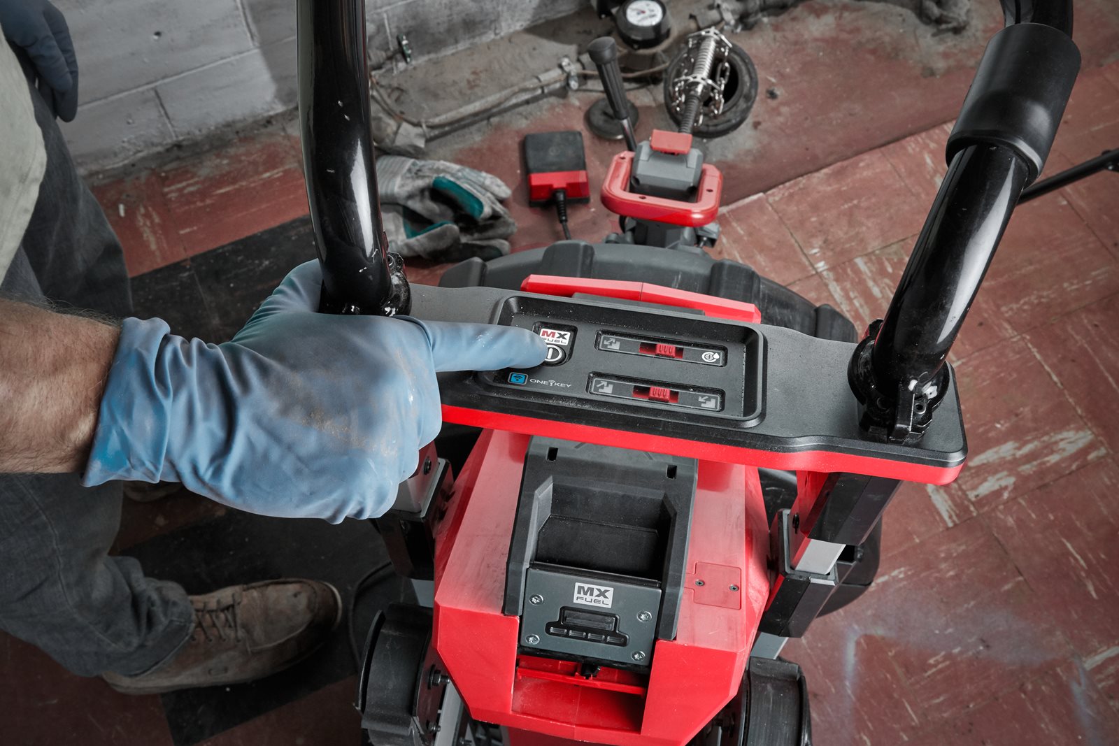 Mașină industrială de desfundat țevi cu funcție POWERTREDZ MX FUEL Milwaukee MXF LSDP-301 - in utilizare 9