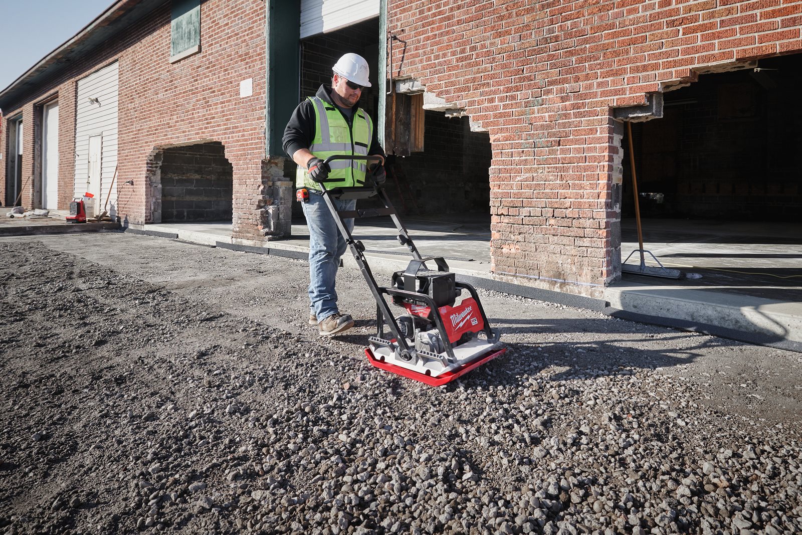 Placă compactoare MX FUEL Milwaukee MXF PC50-0 - in utilizare 1