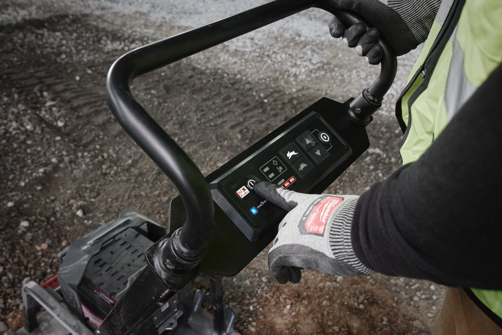 Placă compactoare MX FUEL Milwaukee MXF PC50-0 - in utilizare 17