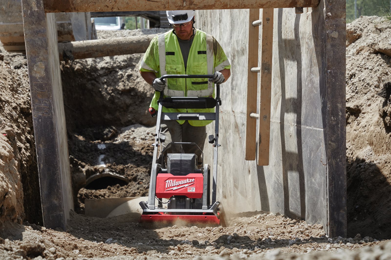 Placă compactoare MX FUEL Milwaukee MXF PC50-0 - in utilizare 18