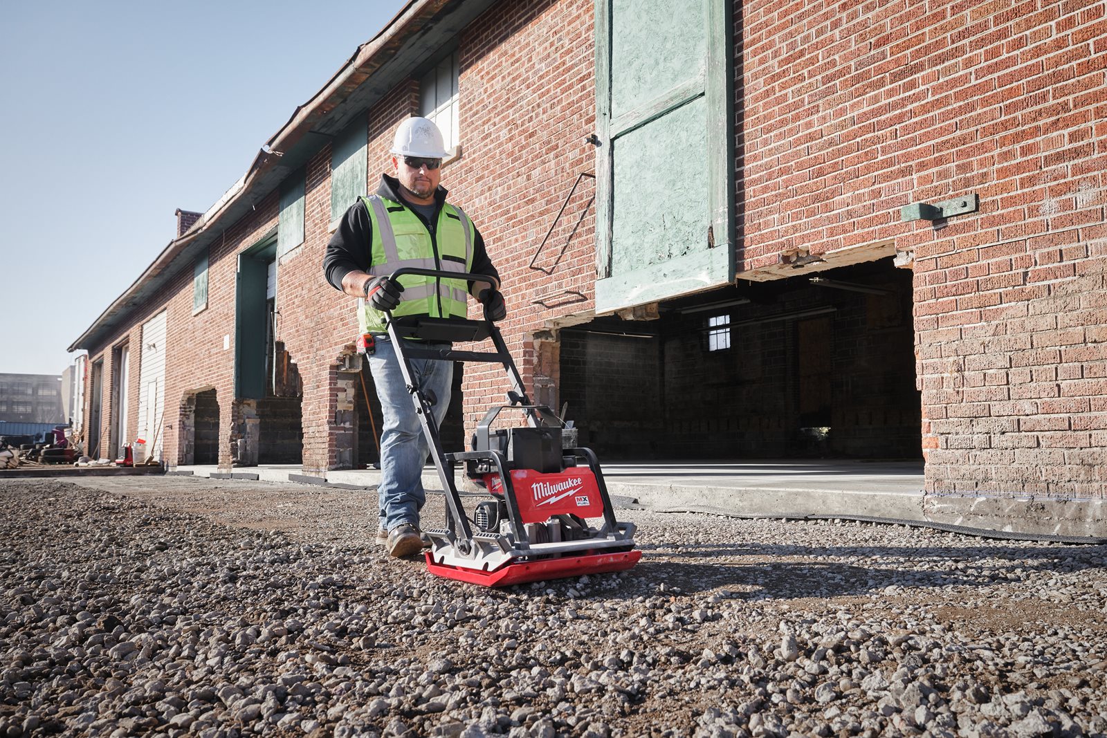 Placă compactoare MX FUEL Milwaukee MXF PC50-0 - in utilizare 2
