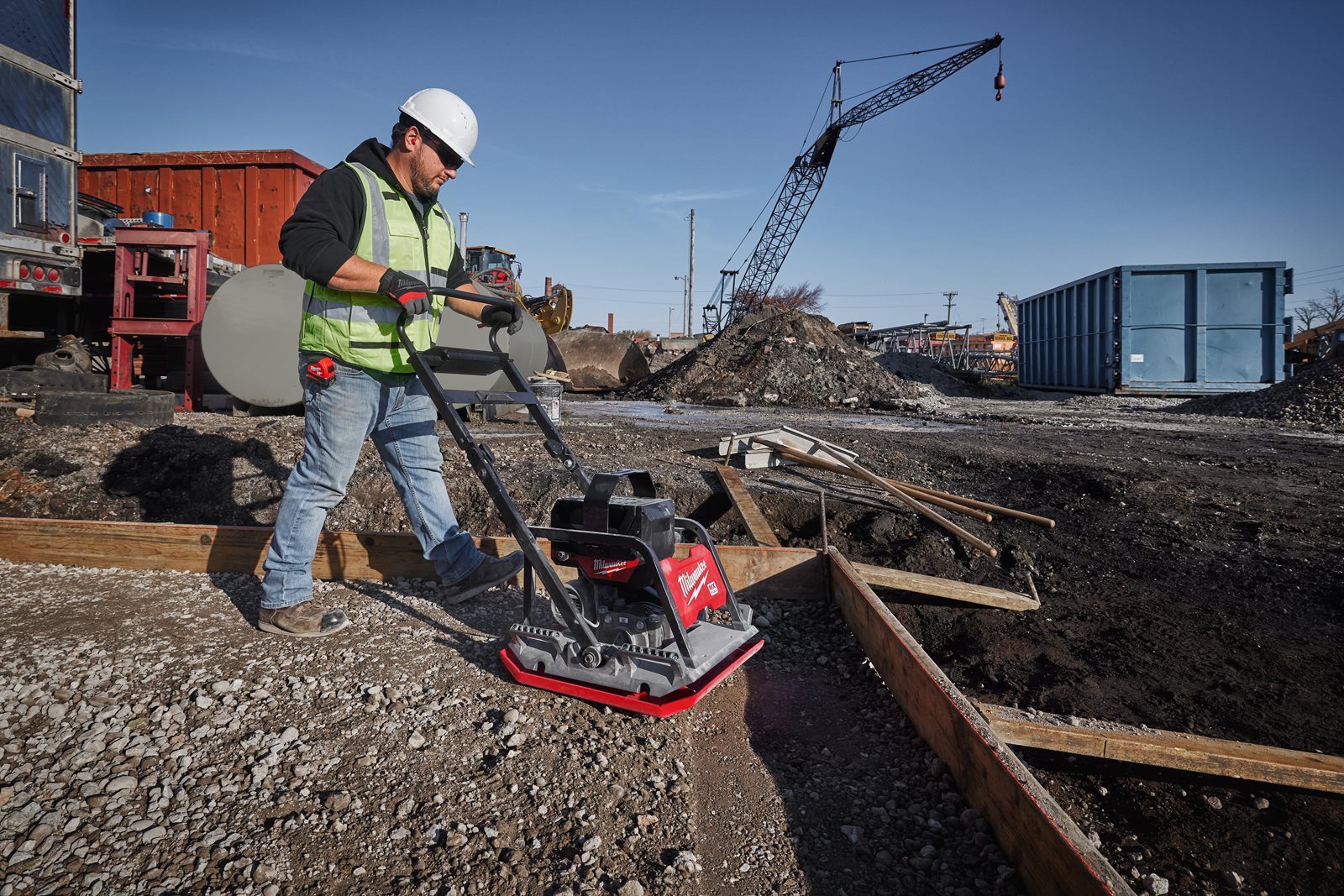 Placă compactoare MX FUEL Milwaukee MXF PC50-0 - in utilizare 3