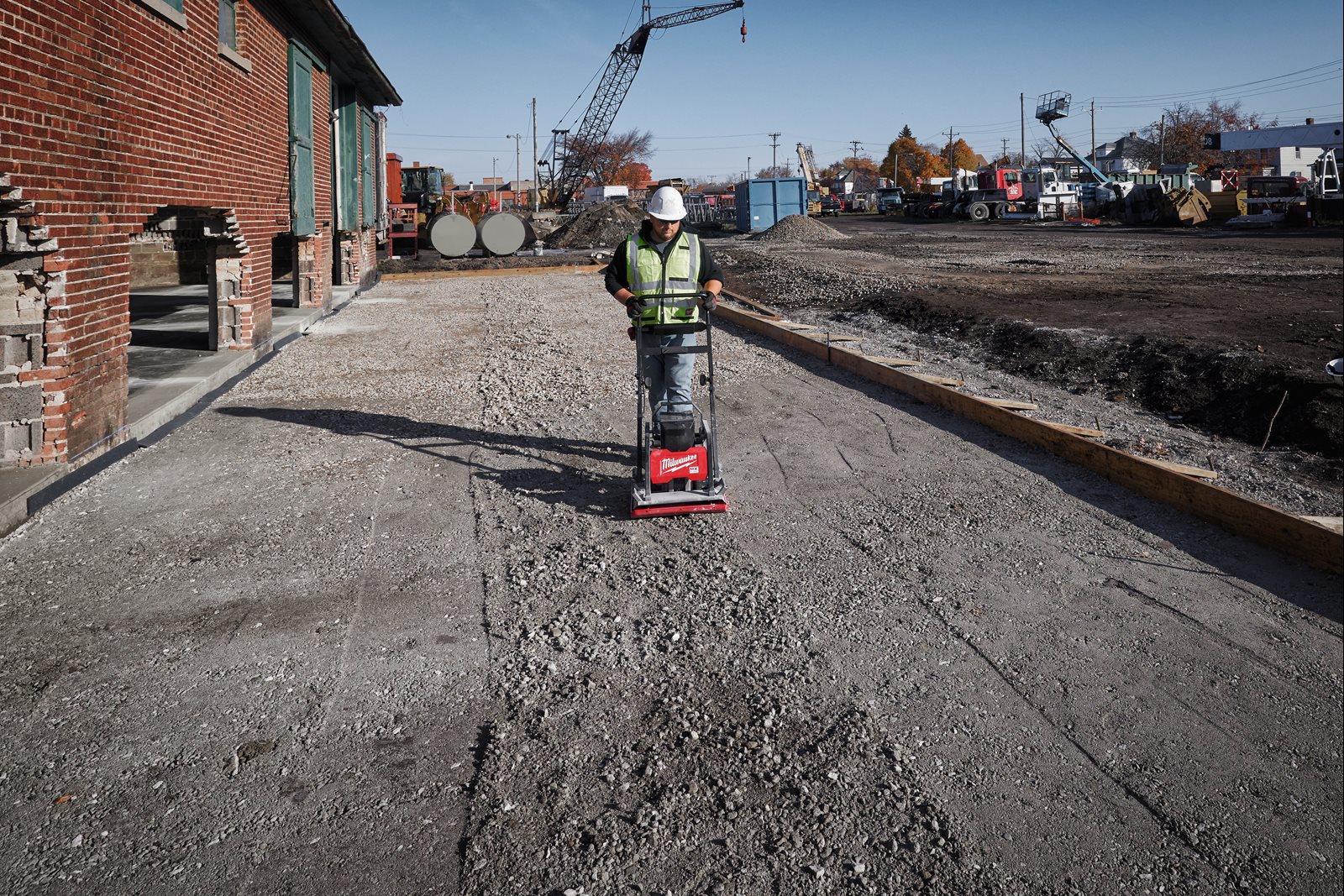 Placă compactoare MX FUEL Milwaukee MXF PC50-0 - in utilizare 5